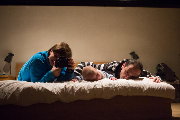 Séance photo en famille sur le lit