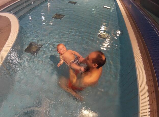 Avec papa dans la piscine